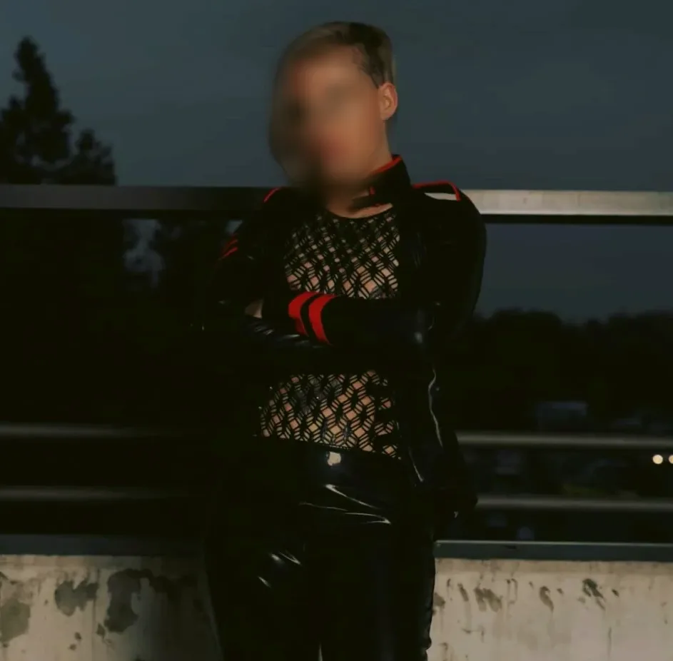 Manuela, 38
